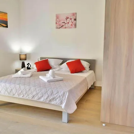 Fancy Dream - Modern One Bedroom With Balcony And Sea View 3 * Brna